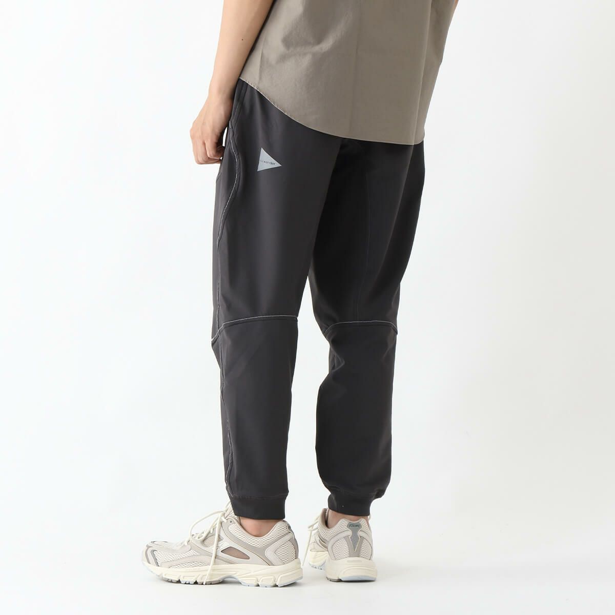 and wander アンドワンダー ライトストレッチシェルパンツ