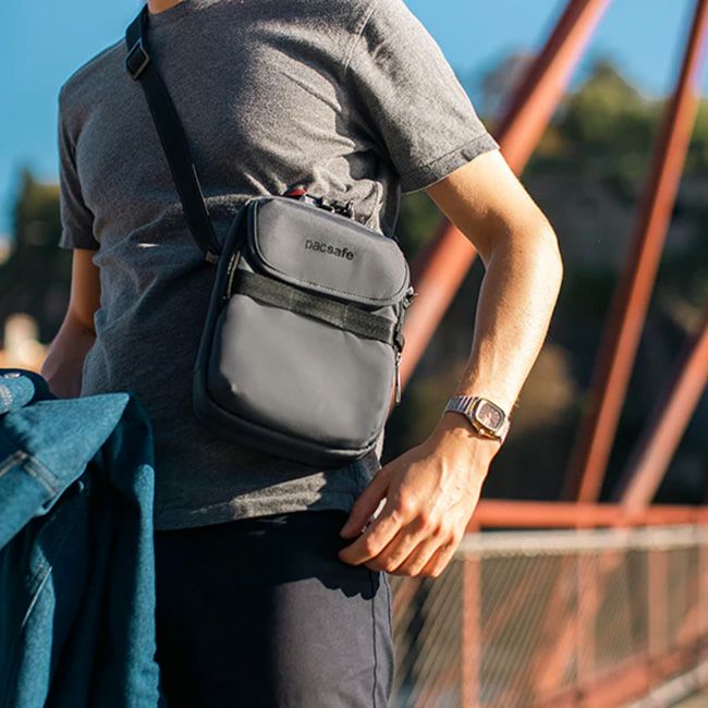 Pacsafe パックセーフ メトロセーフ コンパクト.クロスボディ｜SUNDAY