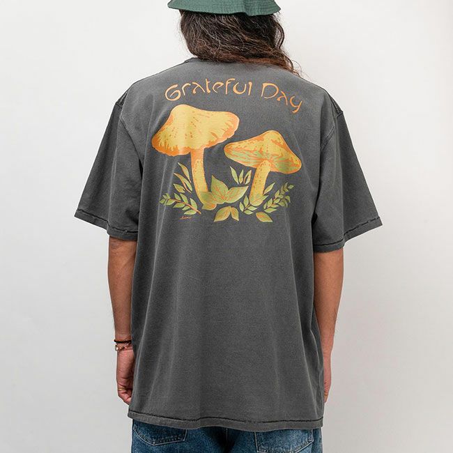 HAVE A GRATEFUL DAY ハブアグレイトフルデイ Tシャツ-マッシュルーム